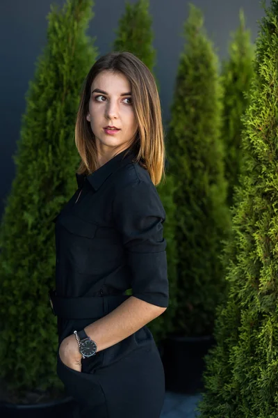 Attraktiv Ung Kvinna Poserar Svart Klänning Naturen Vit Ceder Som — Stockfoto