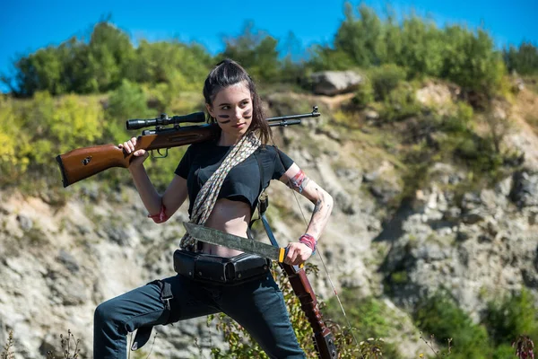 Sexy Jägerin Mit Gewehr Posiert Freien Sommerzeit — Stockfoto