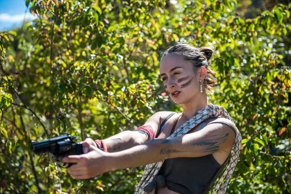 Ung Sexig Kvinna Jägare Bär Topp Och Shorts Hålla Pistol — Stockfoto