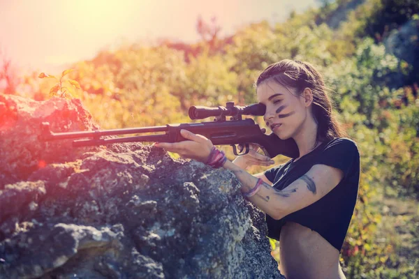 Сексуальна Жінка Солдат Тримає Гвинтівку Дивлячись Природу Жіночий Воїн — стокове фото