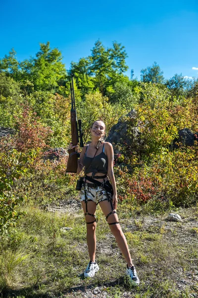 Mulher Moda Militar Com Rifle Tempo Quente Verão Floresta — Fotografia de Stock