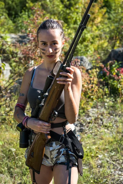 Sexig Kvinnlig Soldat Som Håller Ett Gevär Och Tittar Bort — Stockfoto