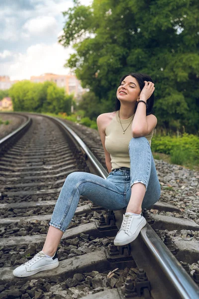 Mulher Feliz Sentado Estrada Ferro Pano Verão Trilhas Ferroviárias Estilo — Fotografia de Stock