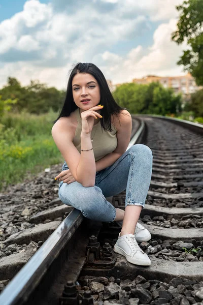 Portrait Beautiful Young Woman Summer Cloth Posing Railway Trip — Fotografia de Stock