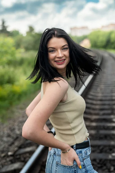 Bruna Giovane Donna Piedi Binario Ferroviario Viaggio Estivo — Foto Stock