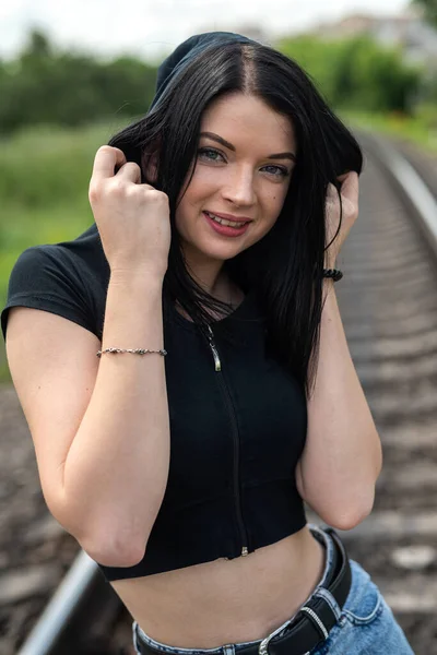 Mladá Žena Stojící Železnici Cestování Vlakem Letních Prázdninách — Stock fotografie