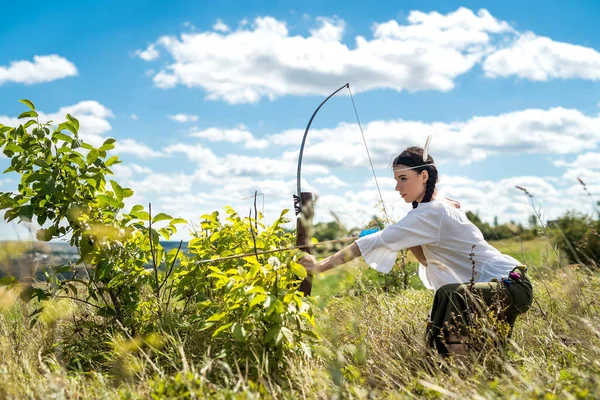 Mujer Nativa Americana Sosteniendo Arco Flecha Posando Naturaleza Estilo Vida — Foto de Stock