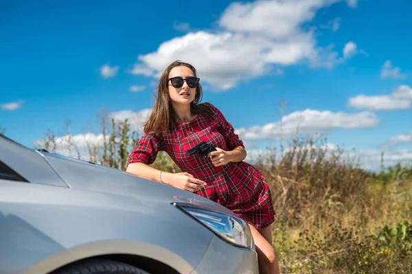 Hübsche Junge Frau Mit Waffe Der Nähe Ihres Autos Bei — Stockfoto