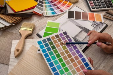 Renk paleti ve çizim planı mavi baskı ile mimari tasarım çalışması