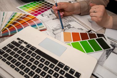 Renk paleti ve çizim planı mavi baskı ile mimari tasarım çalışması