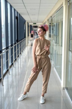 Çekici, şık makyajlı ve içeride saç stili olan genç bir kadın.