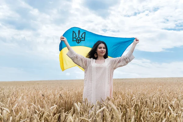 Meisje Met Vlag Van Oekraïne Loopt Een Veld Van Rijpe — Stockfoto