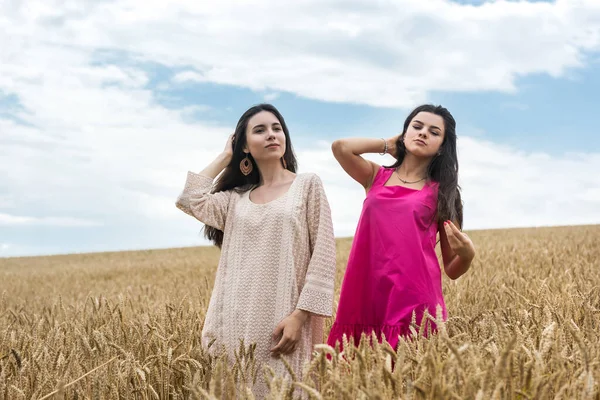 Dvě Krásné Sestry Mají Svobodu Pšeničném Poli Letní Den — Stock fotografie