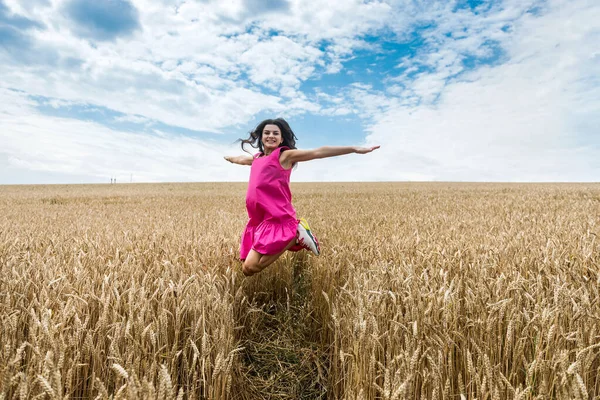 Schöne Modell Modisch Gekleidet Geht Über Ein Feld Von Reifen — Stockfoto