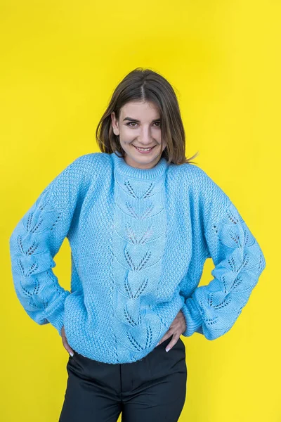 肖像画のために美しいです笑顔女性で青いセーターで黄色の壁 — ストック写真