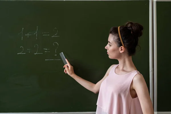 Jong Primair Vrouwelijk Leraar Geschreven Schoolbord Een Een Onderwijs Concept — Stockfoto