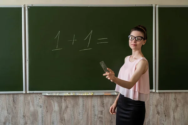 Grundschullehrerin Auf Kreidetafel Geschrieben Fügt Man Eine Hinzu Grundschule — Stockfoto