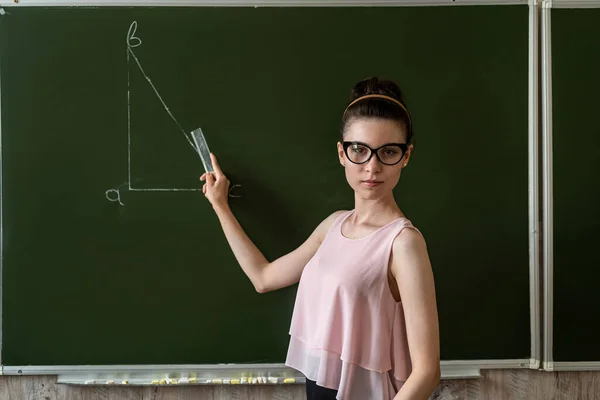 Primary School Teacher Blackboard Draws Triangle — Fotografia de Stock