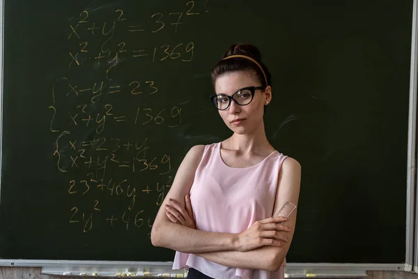 Junge Studentin Schreibt Mathematische Formeln Auf Die Tafel Bildungskonzept — Stockfoto