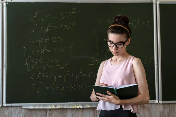 Siswa Muda Menjelaskan Pemecahan Formula Matematika Hight Papan Tulis — Stok Foto