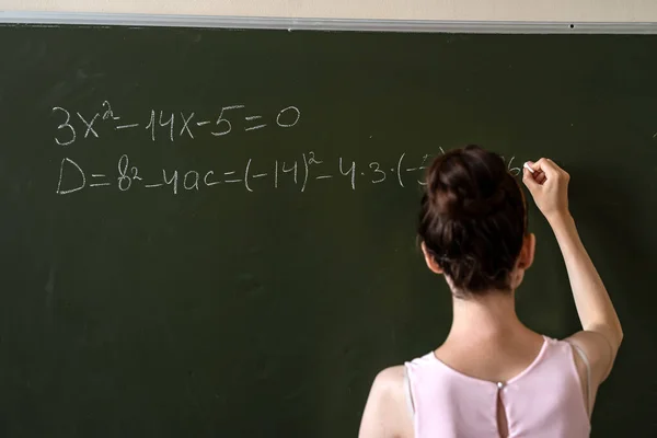Jonge Vrouwelijke Student Schreef Wiskunde Formules Het Schoolbord Onderwijs Concept — Stockfoto