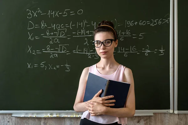 Junge Studentin Schreibt Mathematische Formeln Auf Die Tafel Bildungskonzept — Stockfoto