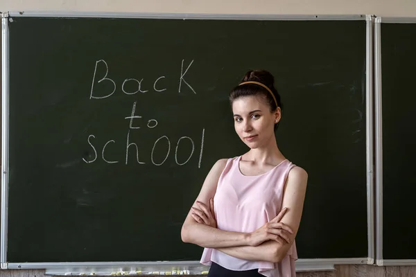 黒板の近くの先生 学校に戻る 教育の概念 — ストック写真