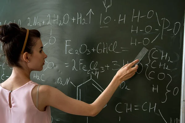 Guru Kimia Terhadap Papan Tulis Explane Rumus Kimia Konsep Pendidikan — Stok Foto