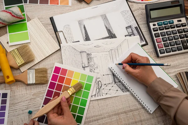 Renk paleti ve çizim planı mavi baskı ile mimari tasarım çalışması