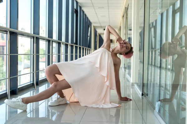 Mulher Feliz Jovem Posando Corredor Edifício — Fotografia de Stock