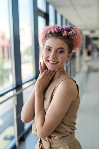 髪と化粧の花を持つ若いファッション女性の肖像 — ストック写真