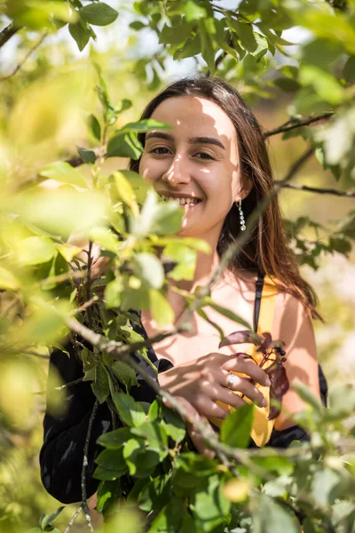 秋の茂みの近くのきれいなファッションの女の子の肖像画 自然をお楽しみください — ストック写真