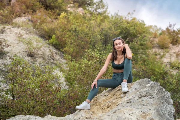 Jovem Mulher Charme Uma Pedra Desfrutando Paisagem Férias Verão — Fotografia de Stock