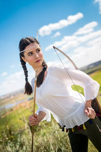 Bonito Fêmea Caçador Com Arco Joga Como Nativo Americano Indiano — Fotografia de Stock