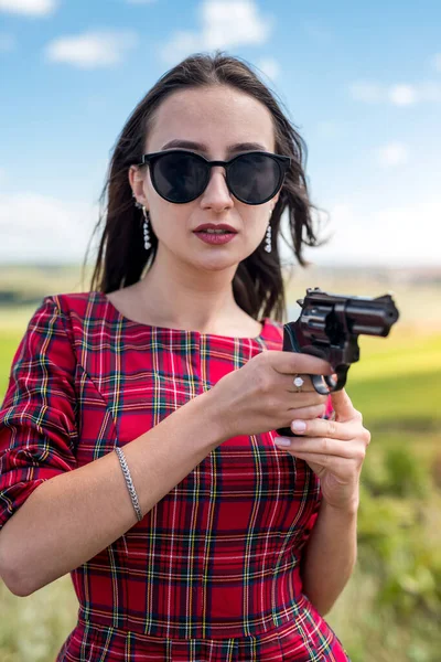 Sexy Chica Delgada Vestido Rojo Sosteniendo Una Pistola Naturaleza Estilo — Foto de Stock
