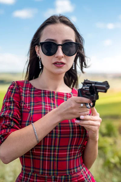 Sexig Smal Tjej Röd Klänning Med Pistol Mot Naturen Sommar — Stockfoto