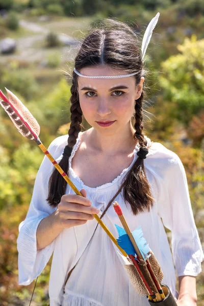 Bonita Mujer Posando Con Traje Tradicional Arma Como Guerrero Indio —  Fotos de Stock