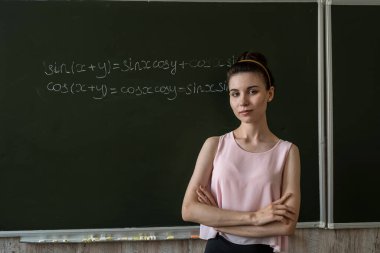 Okul yönetim kurulu matematik formüllerine yazılmış bir öğretmen. Cebir