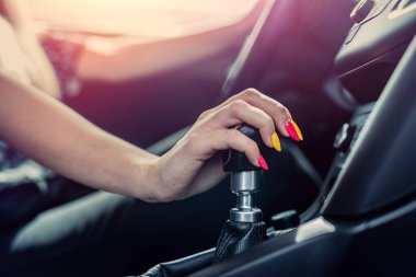 Sürücü kadın vites kolu sürüşün başlamasından önce manuel olarak vites kolu.