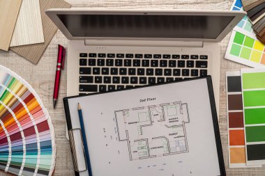 Ofis masasında renk örnekleri olan mimar mühendis planı, iş konsepti