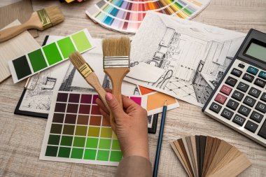 Kadın eli, mimari plan ve yenileme konsepti paletinden bir renk seçer