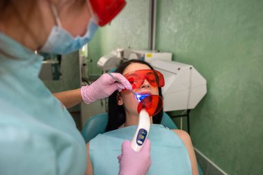 Lambalı ve aynalı doktor hastaların dişlerini tedavi ediyor.