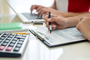 İnsan eli 1040 vergi formuna yakın. Vergilendirme kavramı