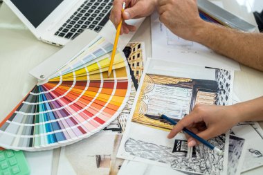 Tasarımcının iş yerinde yeni proje hakkında konuşurken kapat