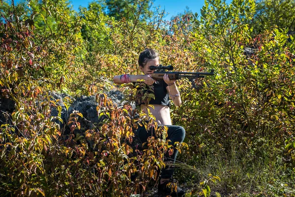 Fêmea Caçadora Cima Usando Arma Rifle Natureza Livre — Fotografia de Stock