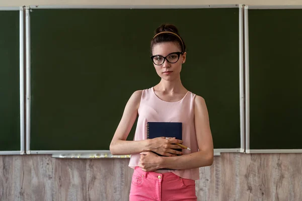 Belle Jeune Enseignante Étudiante Debout Près Tableau Noir Vide — Photo