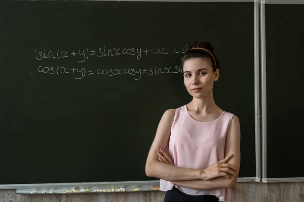 Profesor Escrito Las Fórmulas Matemáticas Junta Escolar Álgebra —  Fotos de Stock
