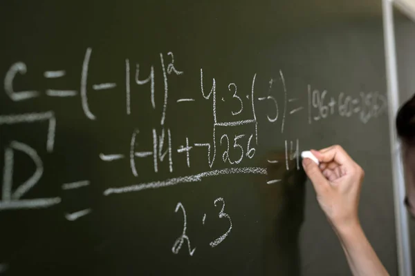 Wanita Tangan Menulis Rumus Matematika Papan Kelas Close — Stok Foto
