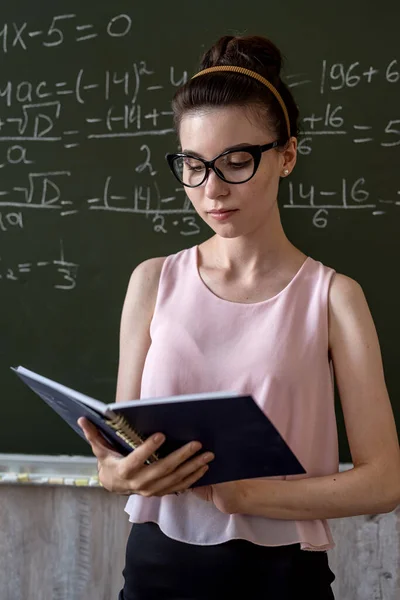 Collège Femme Étudiant Écriture Sur Tableau Noir Remplir Équations Mathématiques — Photo