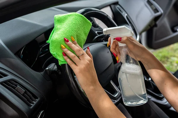Kvinnliga Händer Håller Mikrofiberduk Och Sprayflaska För Rengöring Bil Inuti — Stockfoto